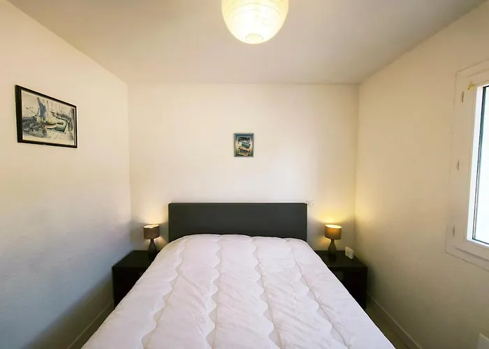 Echappée Bleue, Vue Proche De Tharon-plage *